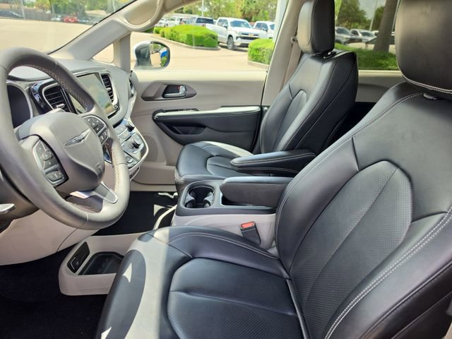 Used 2023 Chrysler Pacifica Touring-L FWD image 15