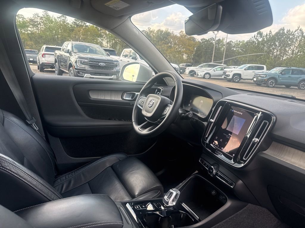 Used 2023 Volvo XC40 B5 Plus AWD/4WD image 5