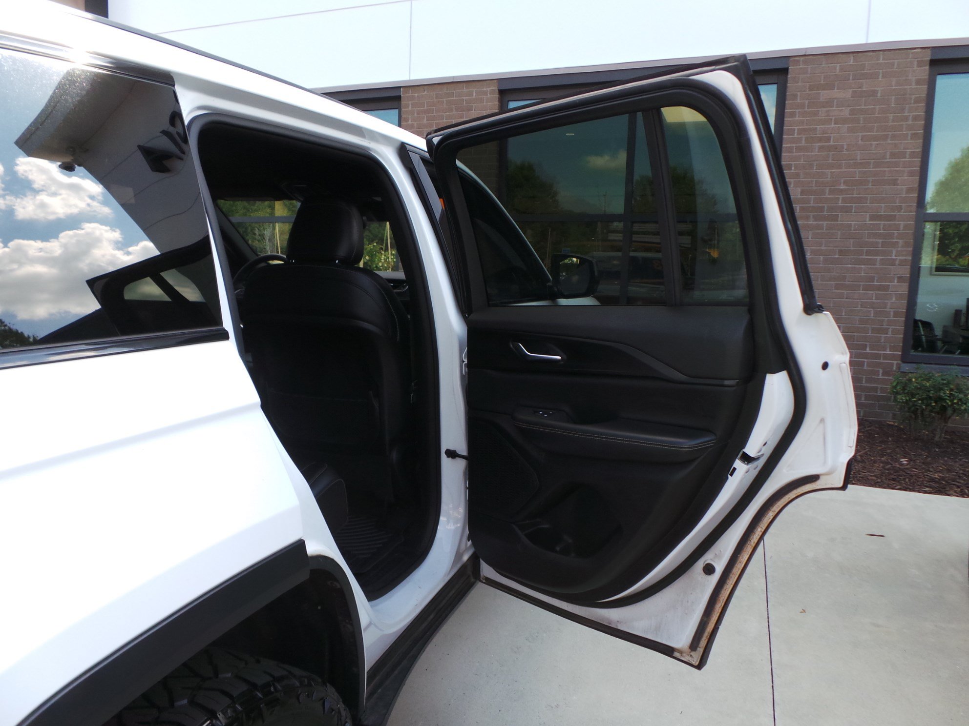 Used 2023 Jeep Grand Cherokee Altitude AWD/4WD image 34