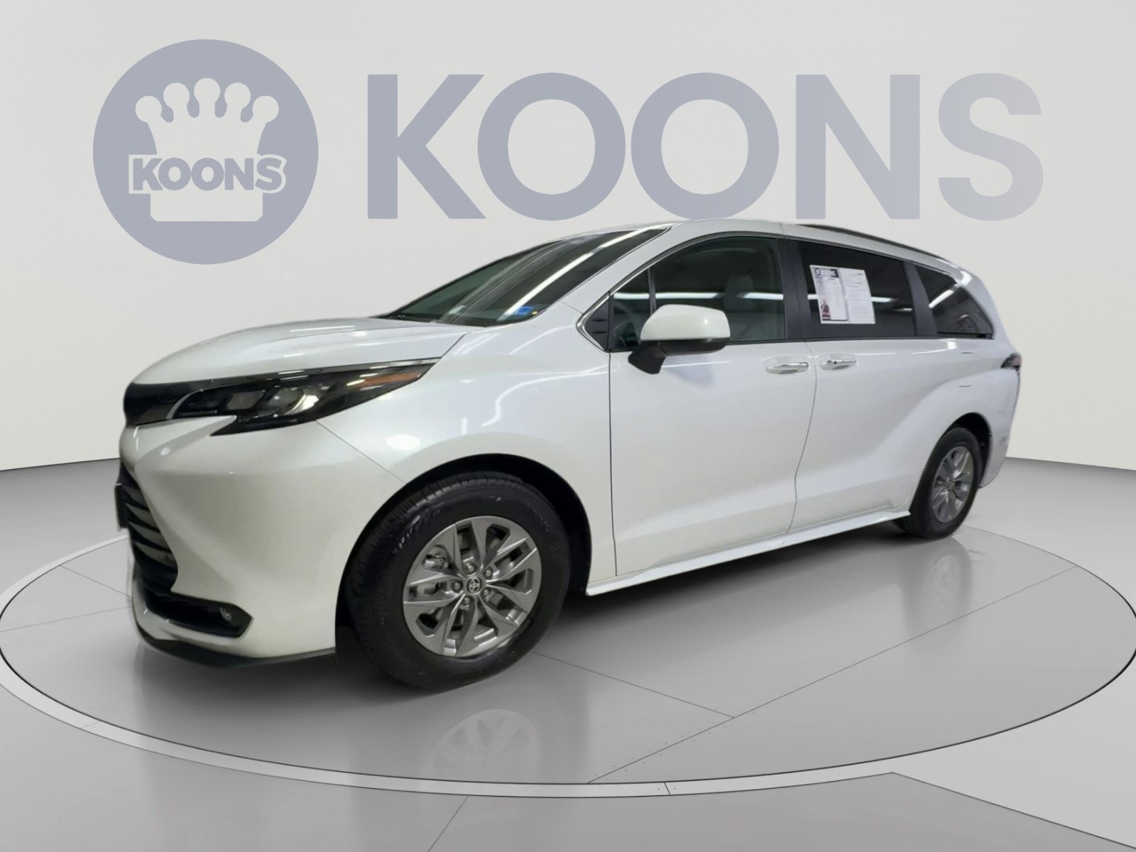 Used 2026 Toyota Sienna XLE FWD image 5