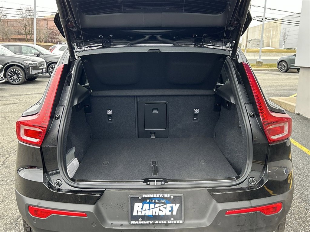 New 2025 Volvo XC40 B5 Plus w/ Climate Package image 17