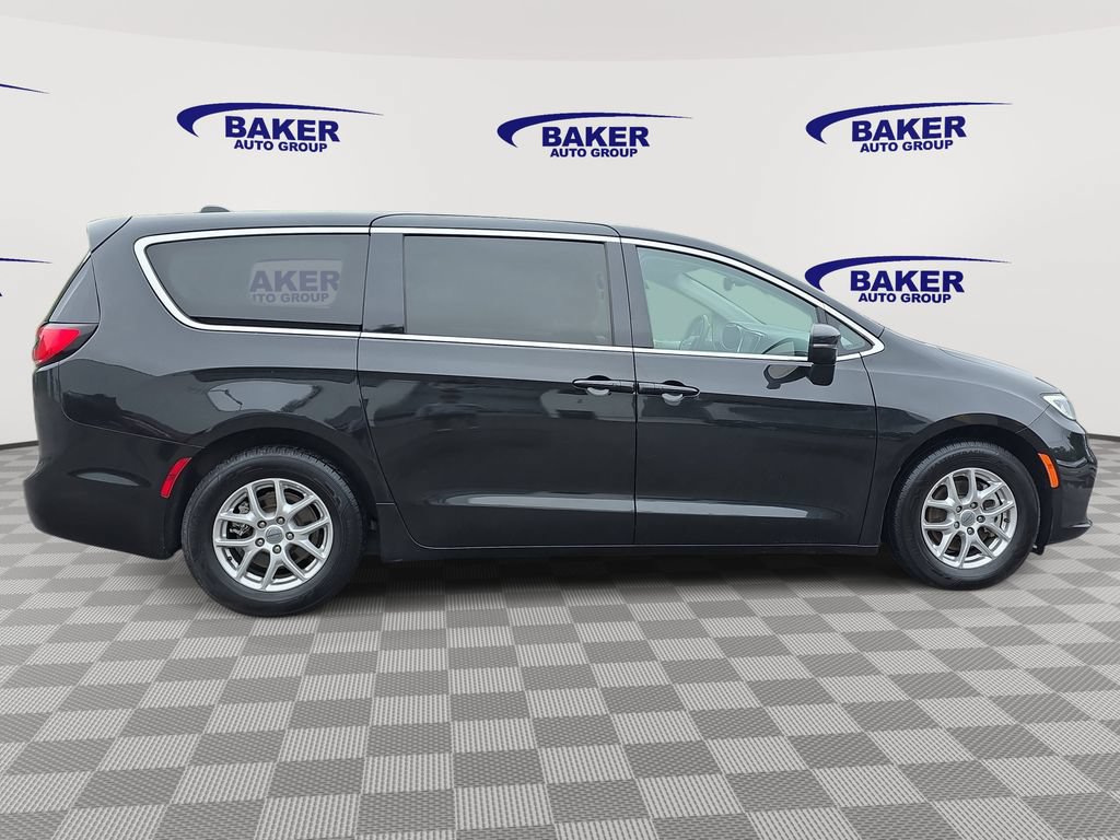 Used 2023 Chrysler Pacifica Touring-L FWD image 4