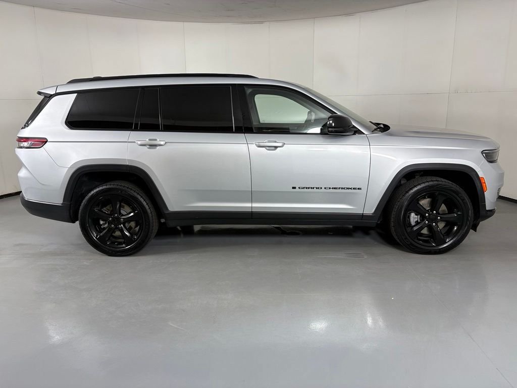 Used 2023 Jeep Grand Cherokee L Limited w/ Black Appearance Package AWD/4WD image 9
