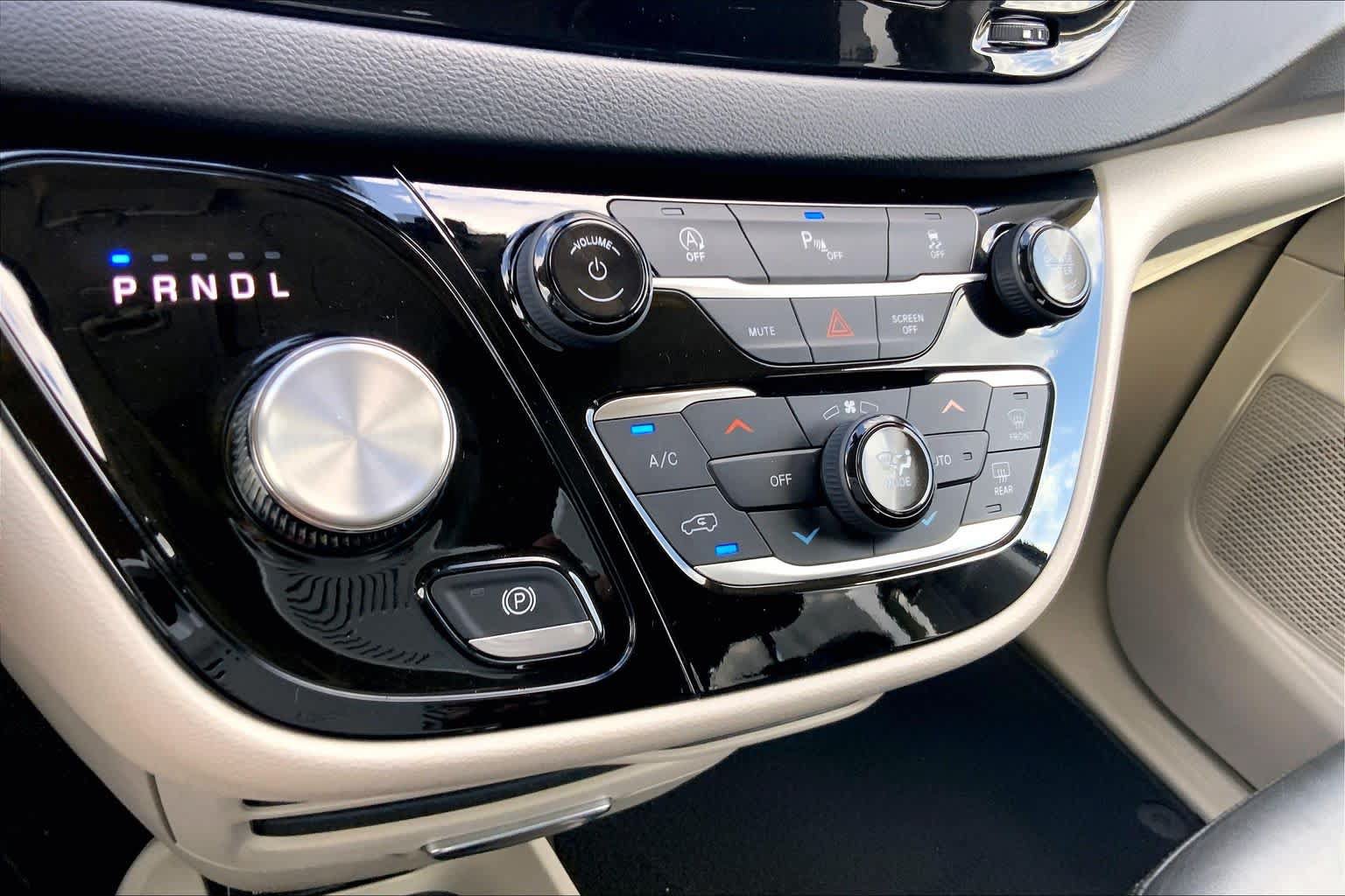 Used 2020 Chrysler Pacifica Touring-L FWD image 30