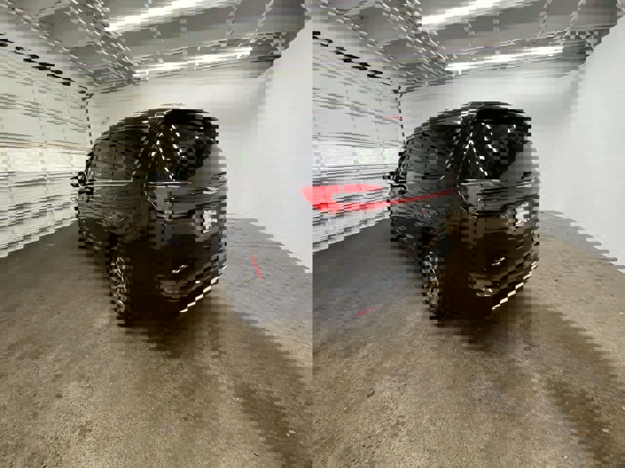 Used 2024 Chrysler Pacifica Select image 4