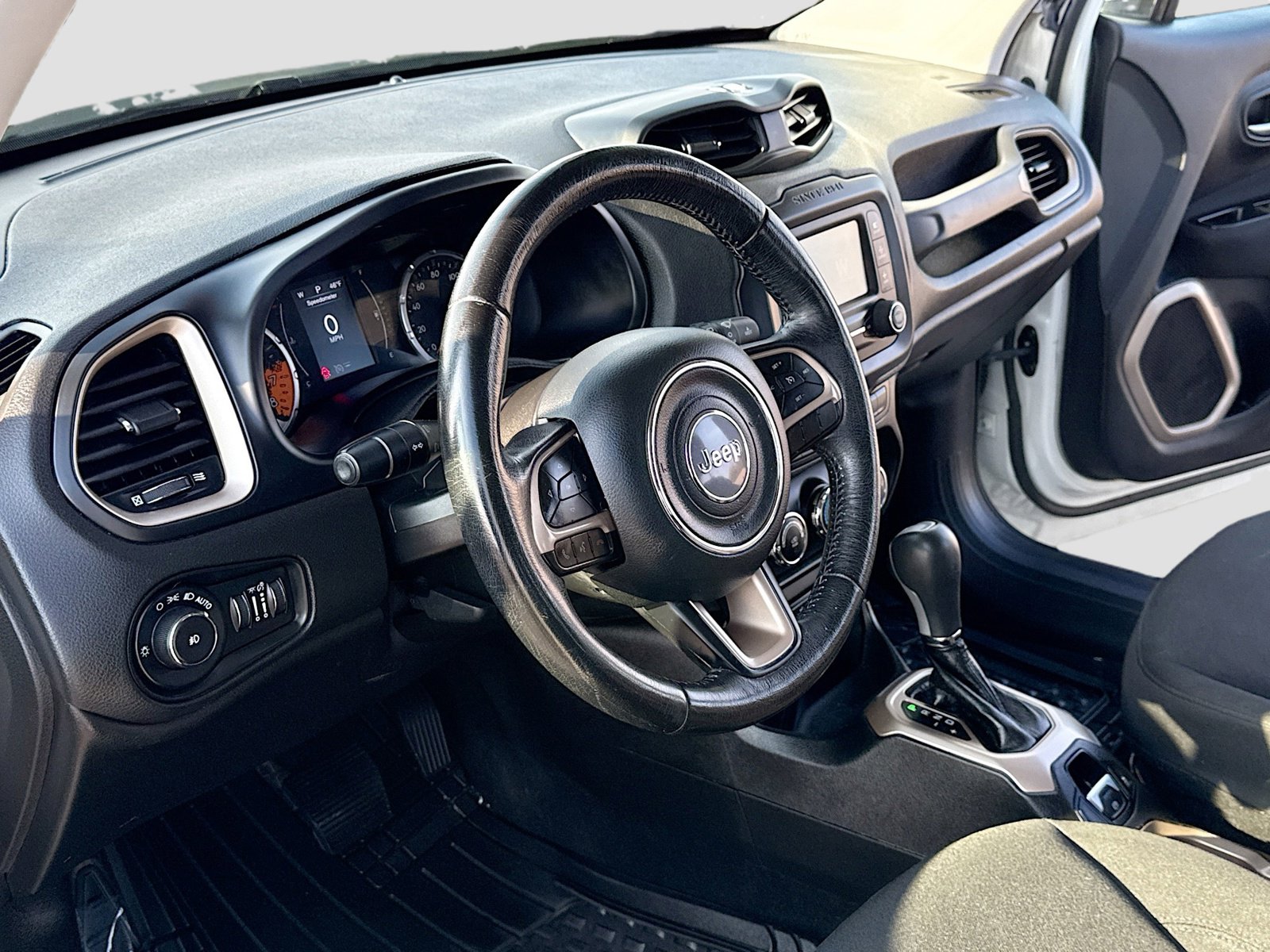 Used 2015 Jeep Renegade Latitude image 4