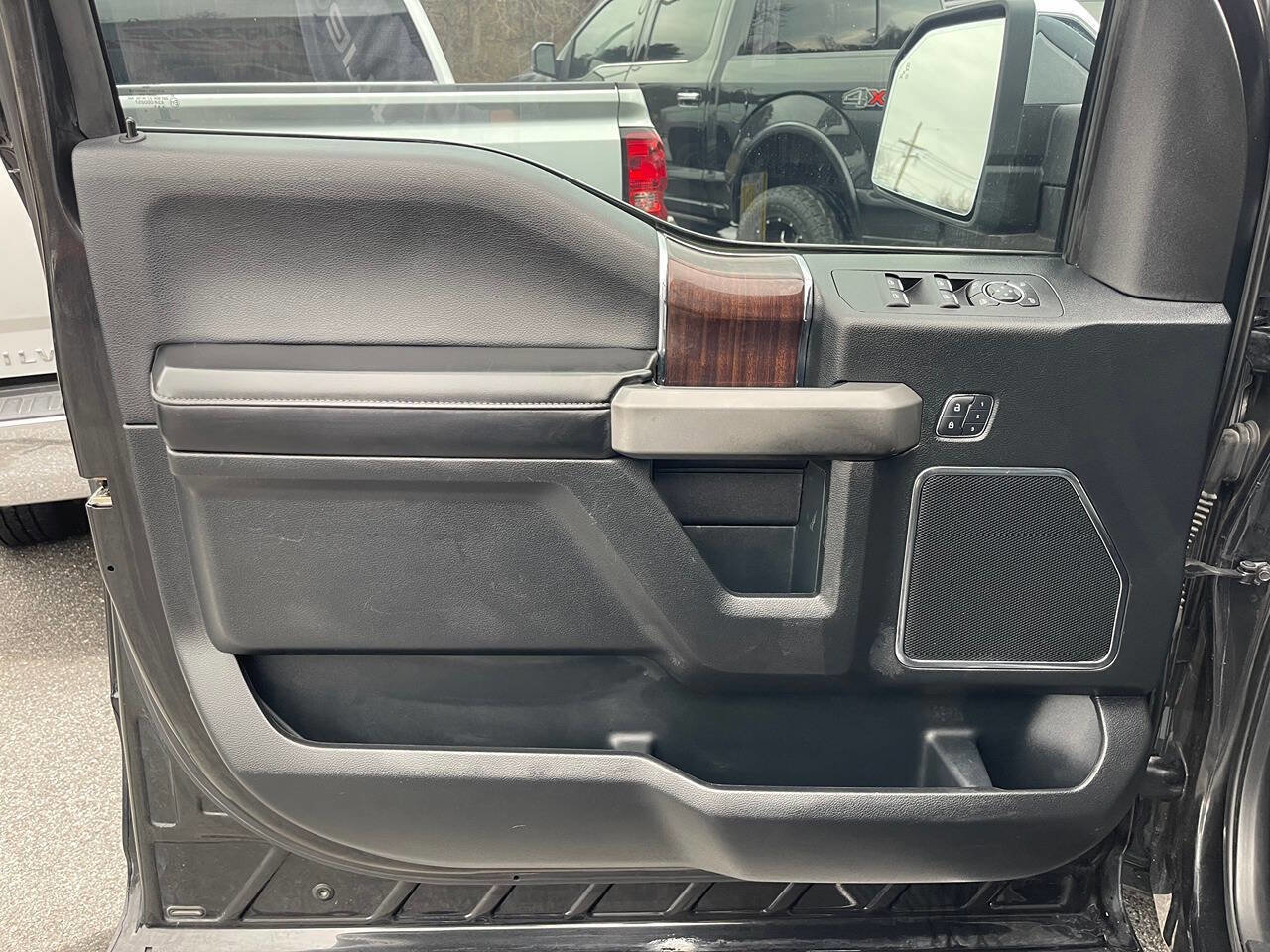 Used 2015 Ford F150 Platinum w/ Equipment Group 701A Luxury image 23