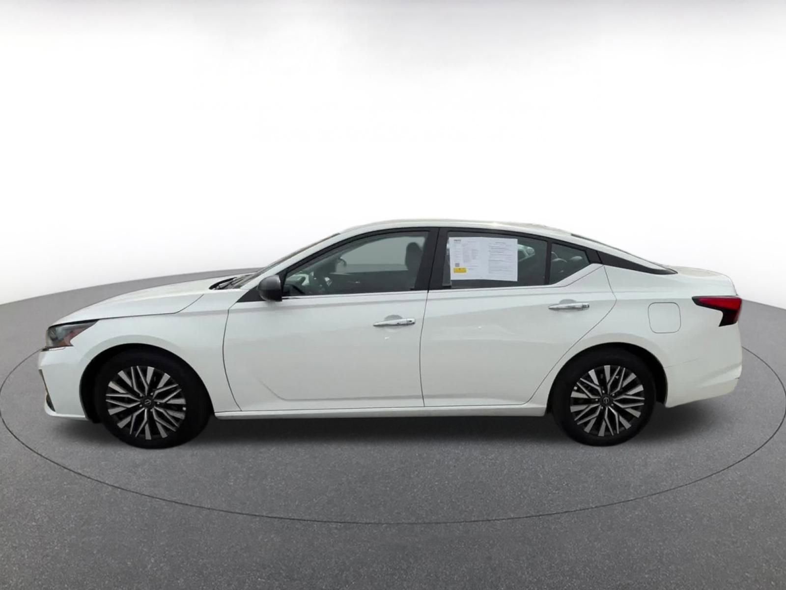 Used 2025 Nissan Altima 2.5 SV FWD image 9
