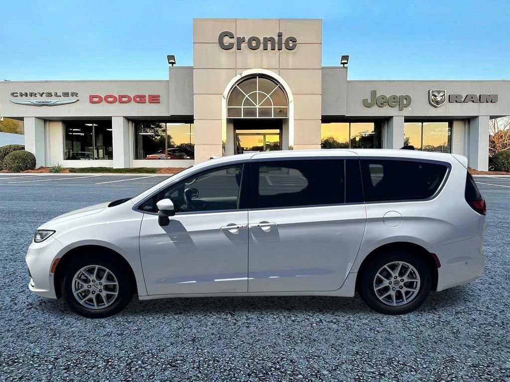 Used 2023 Chrysler Pacifica Touring-L FWD image 6