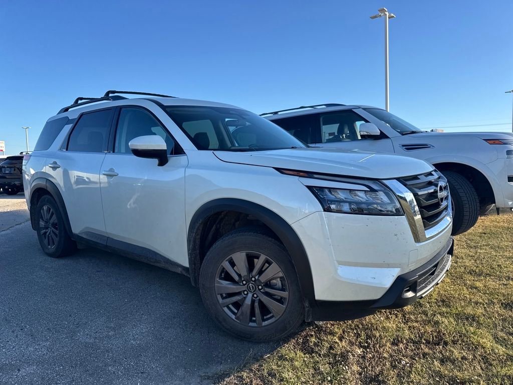 Used 2024 Nissan Pathfinder SV image 3
