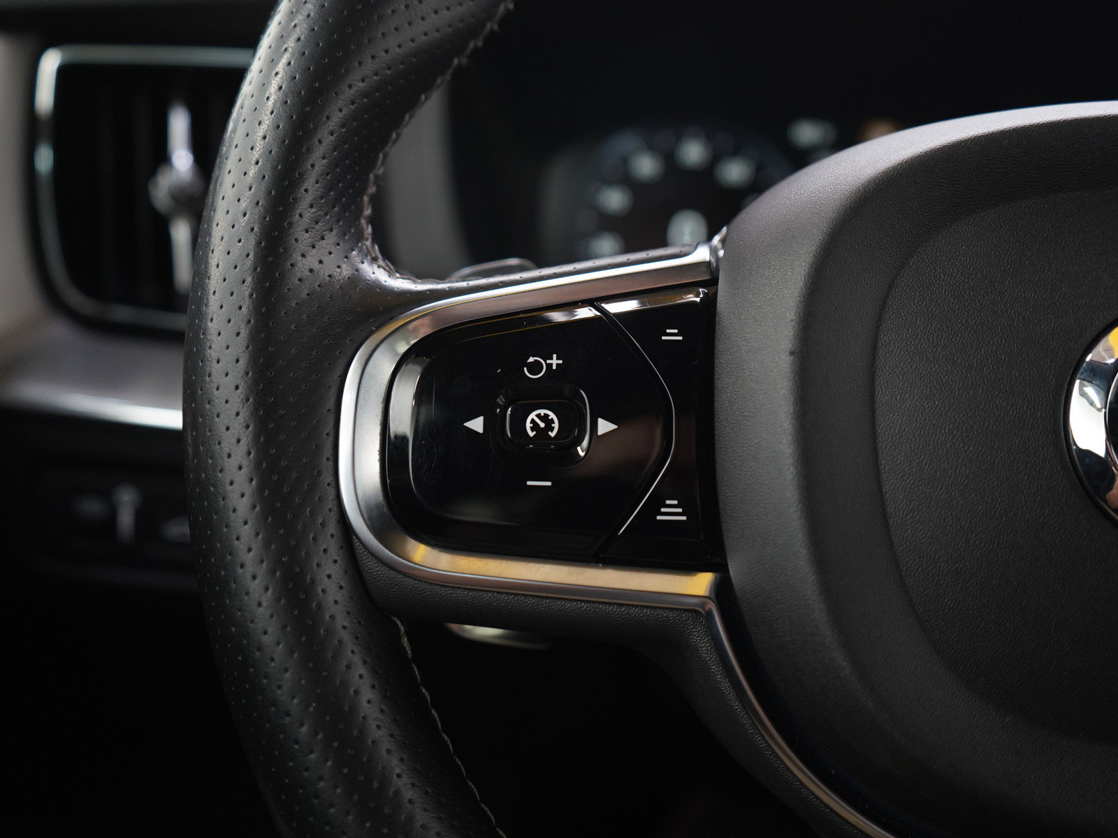 Used 2019 Volvo XC60 T8 R-Design w/ Advanced Package AWD/4WD image 26