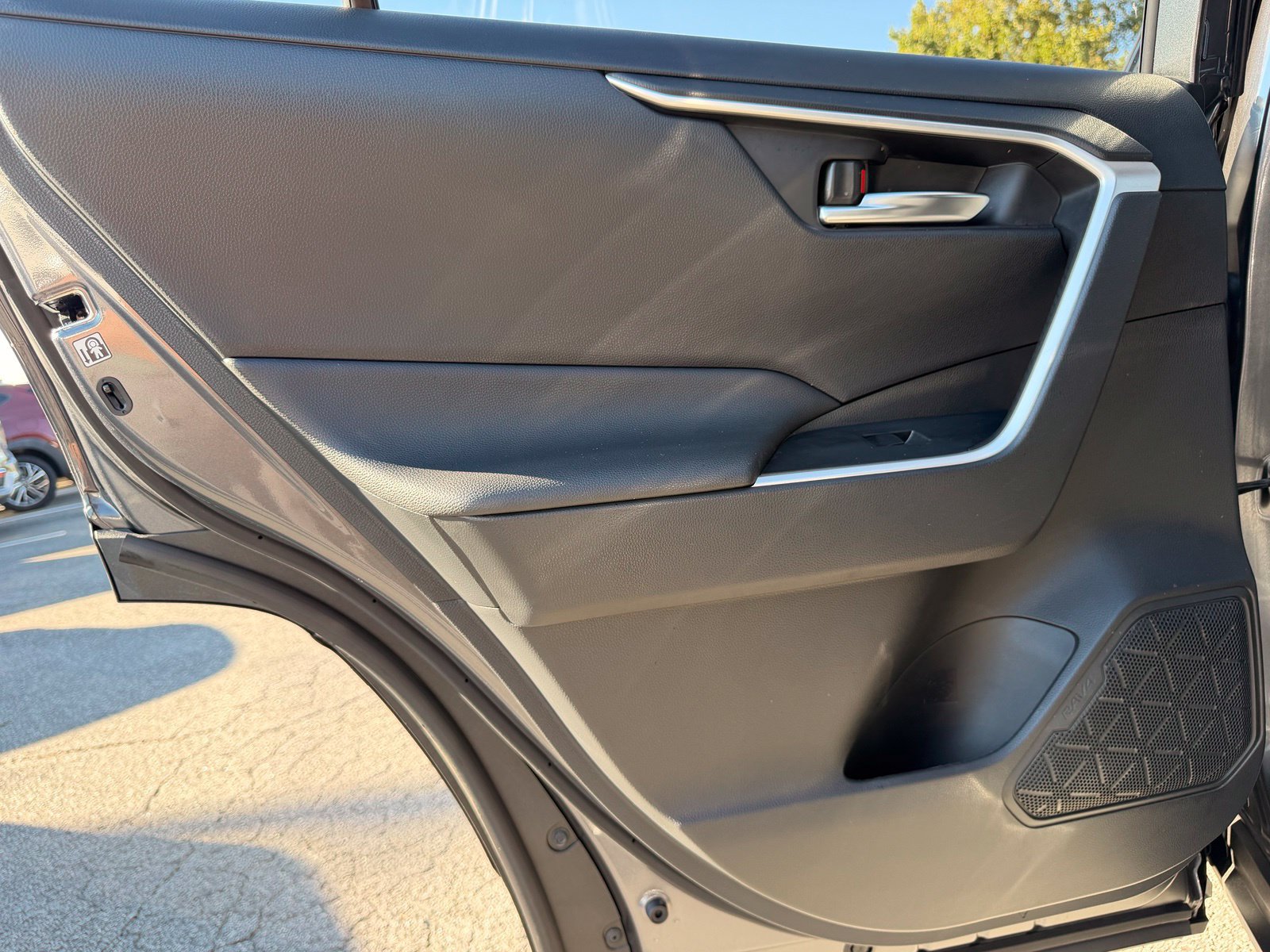 Used 2019 Toyota RAV4 XLE Premium FWD image 28