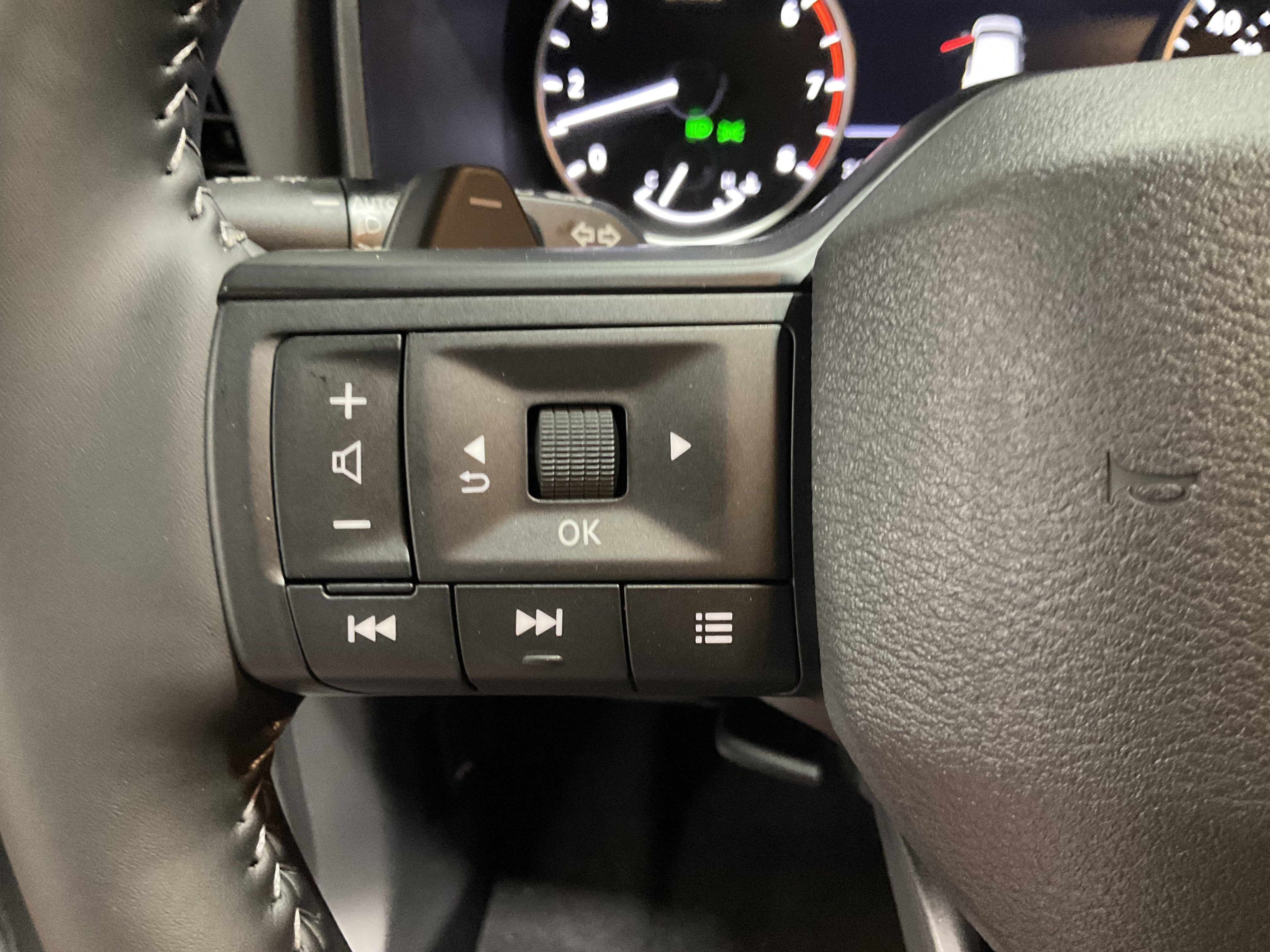 Used 2026 Nissan Rogue SV w/ SV Premium Package image 31