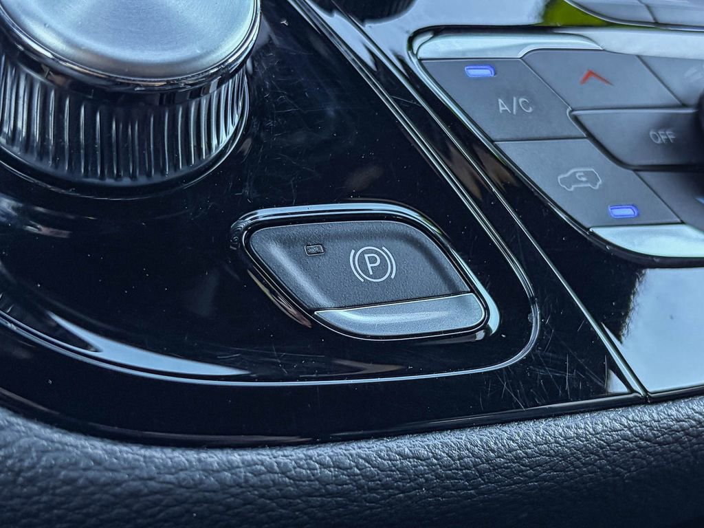 Used 2025 Chrysler Pacifica Premium image 28