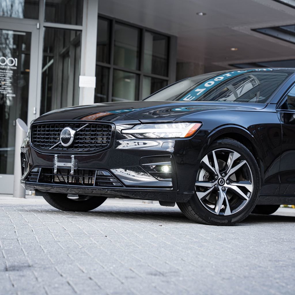 Certified 2025 Volvo S60 B5 Core AWD/4WD image 2