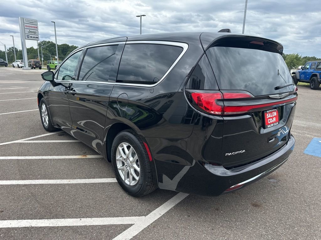 New 2026 Chrysler Pacifica Select image 6