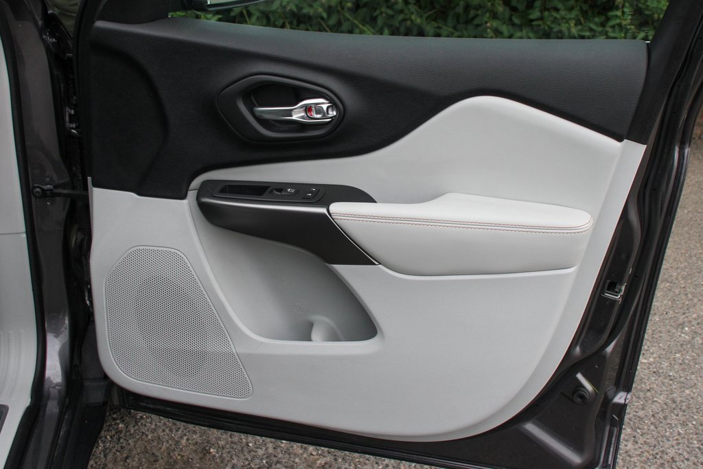 Used 2020 Jeep Cherokee Limited image 37