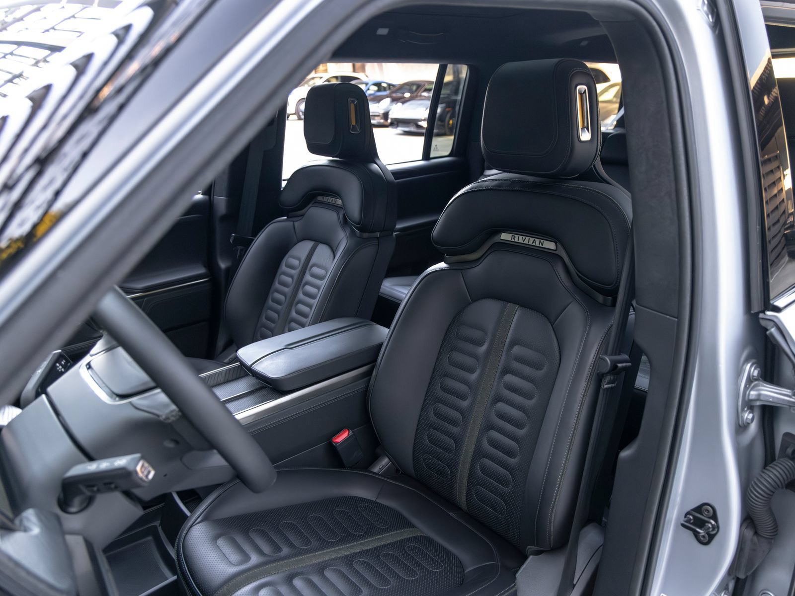 Used 2025 Rivian R1S Adventure Dual AWD/4WD image 5