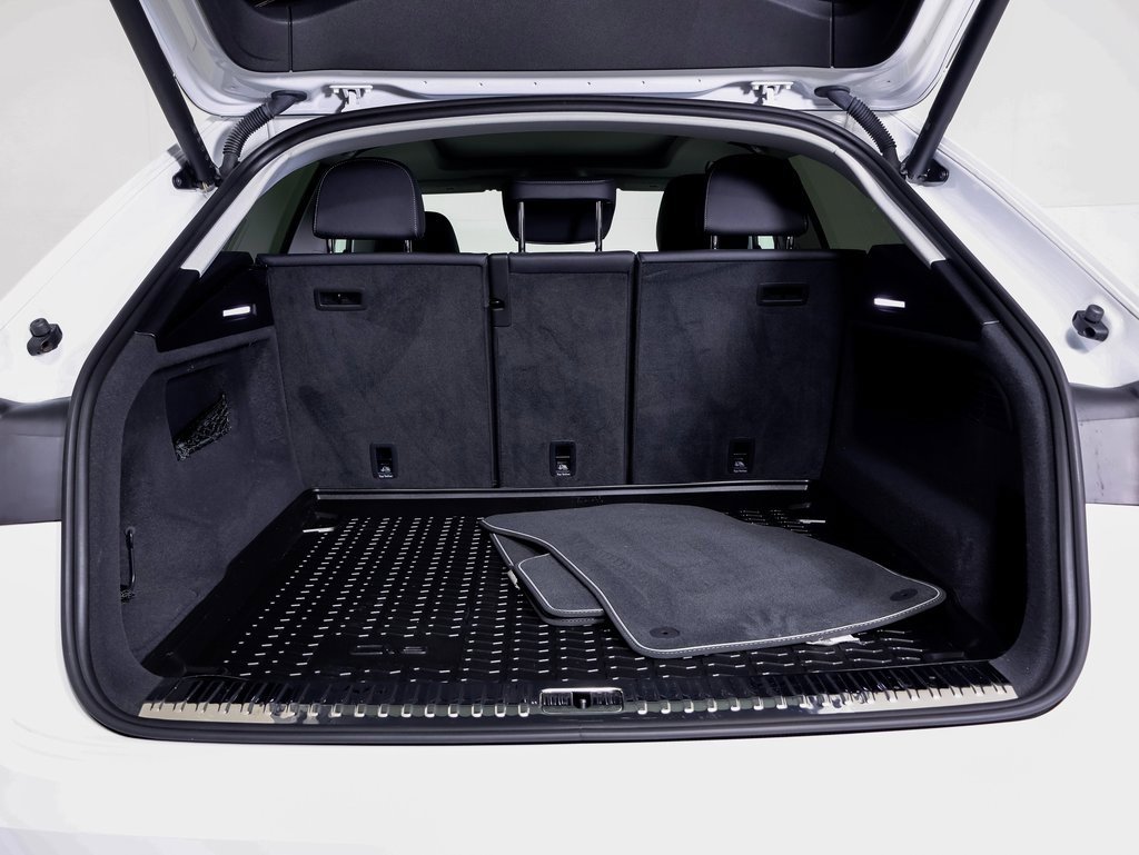 Used 2023 Audi Q8 Premium image 14