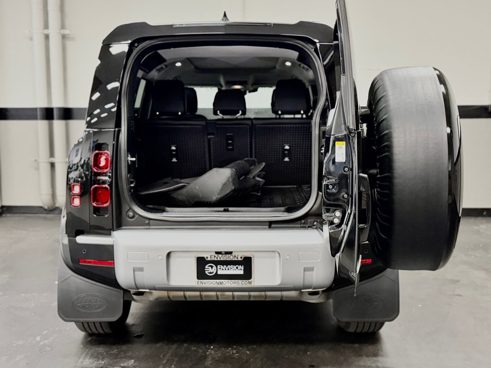 Used 2023 Land Rover Defender 110 SE image 15