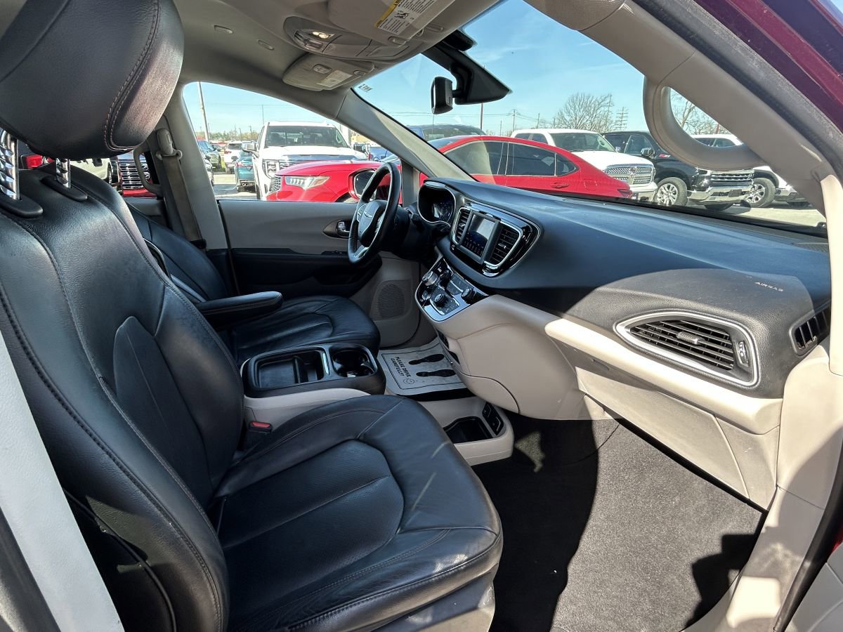 Used 2020 Chrysler Pacifica Touring-L image 12