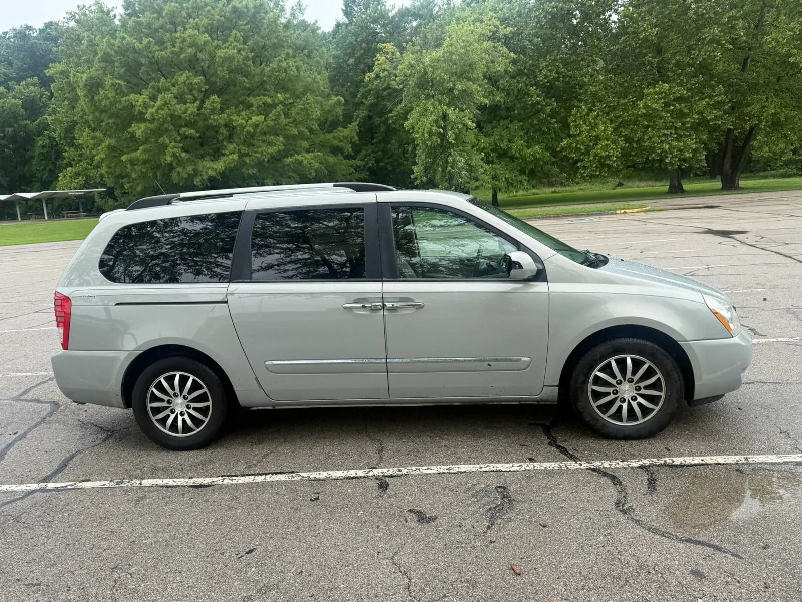 Used 2012 Kia Sedona EX w/ Luxury Pkg FWD image 4