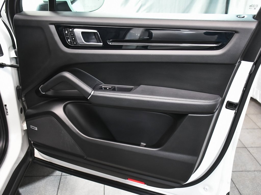 Used 2022 Porsche Cayenne Coupe image 18
