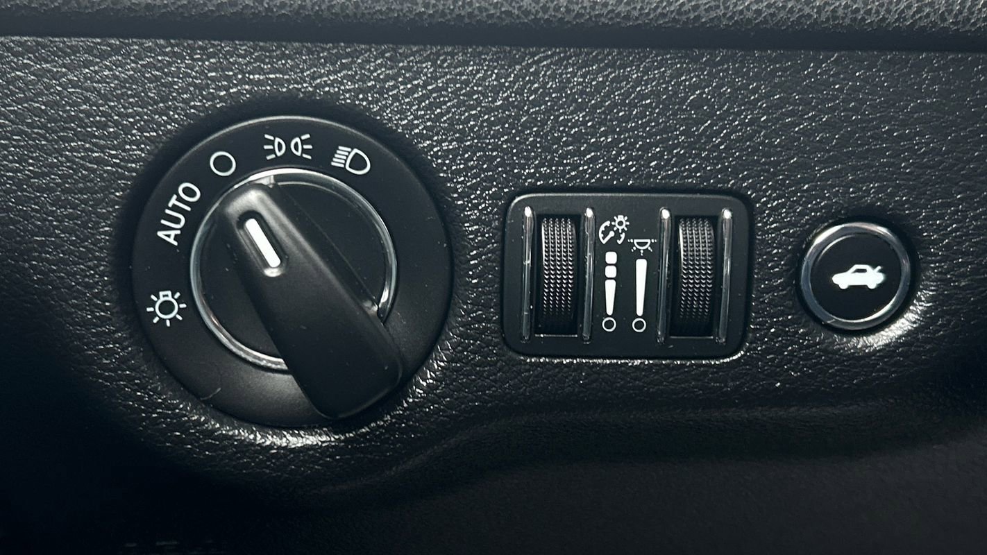 Used 2016 Chrysler 300 Limited image 23