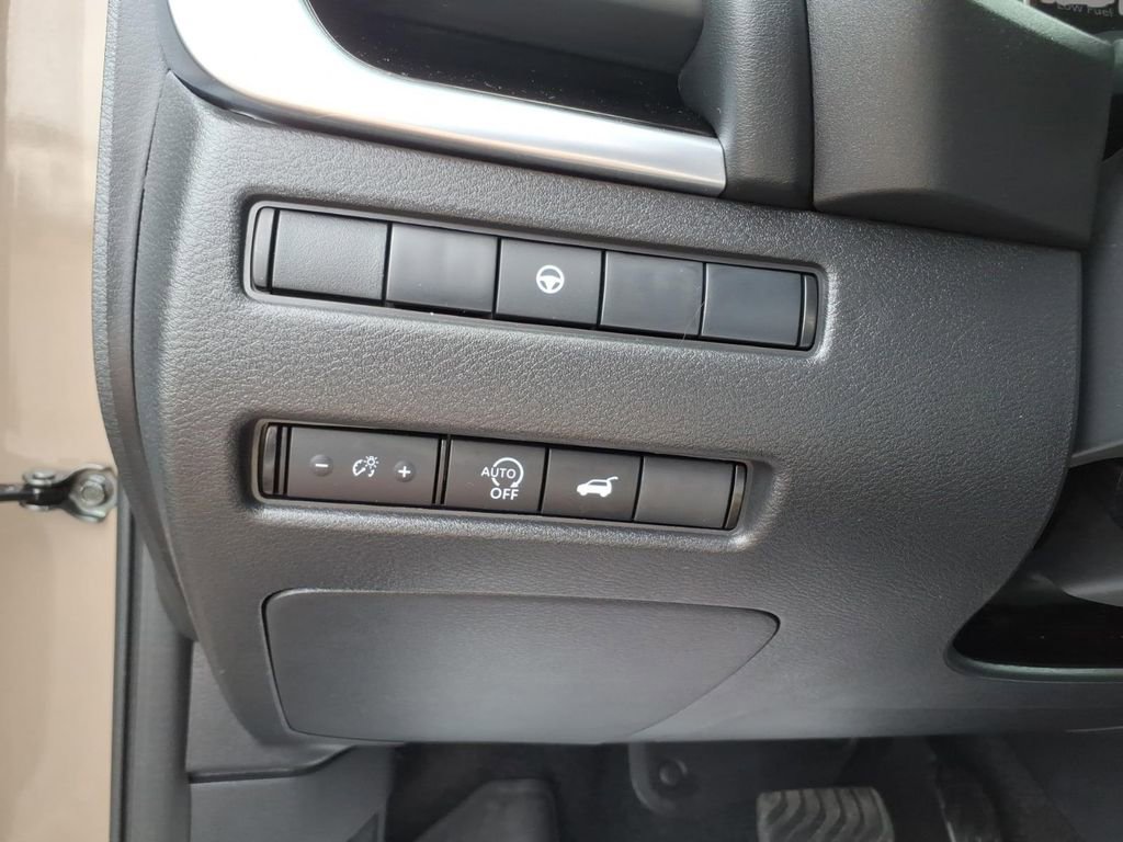 Used 2025 Nissan Rogue SV image 17