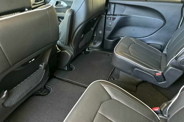 New 2025 Chrysler Pacifica Limited AWD/4WD image 9