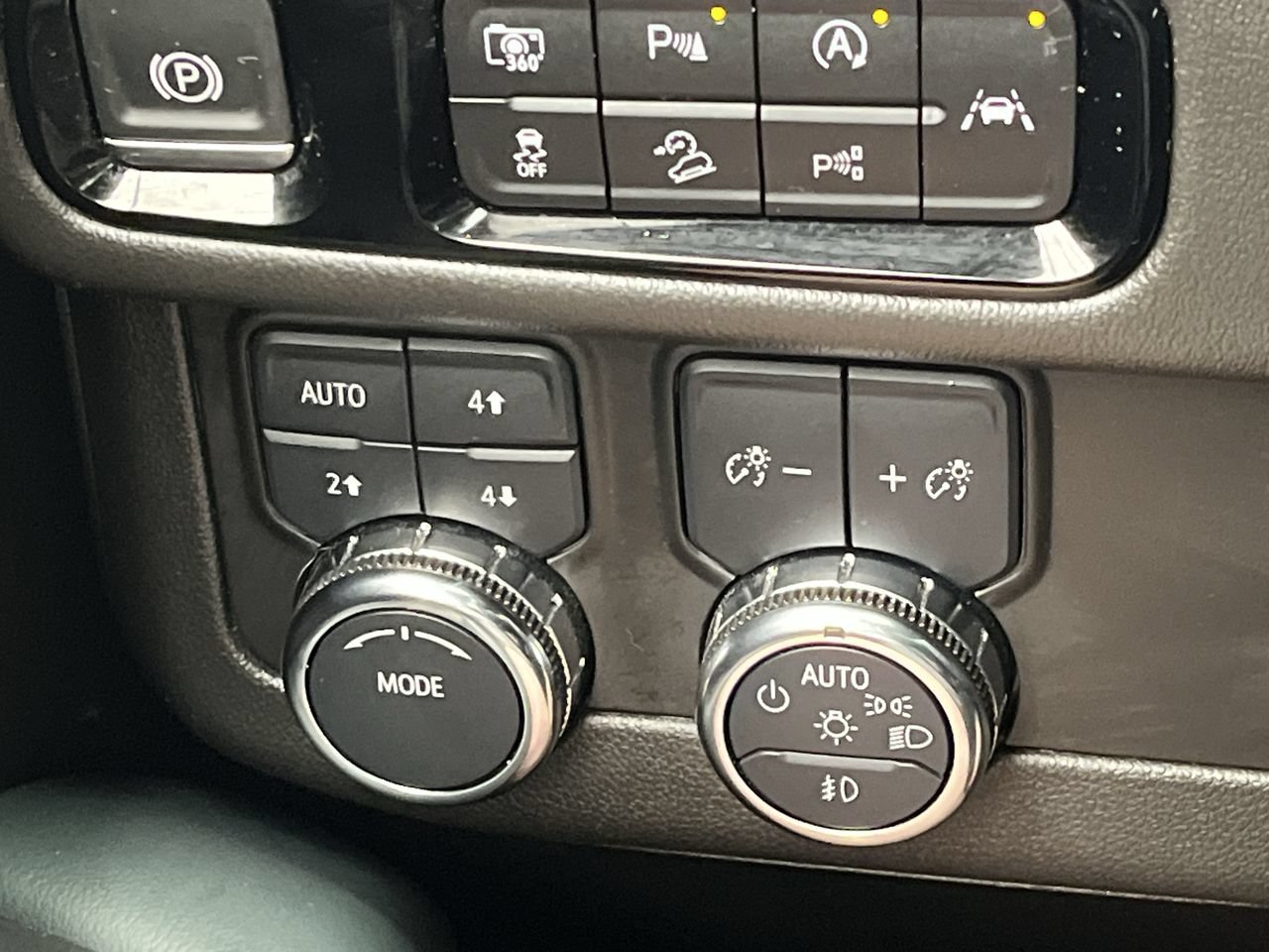 Certified 2025 GMC Yukon XL AT4 w/ AT4 Premium Package AWD/4WD image 19