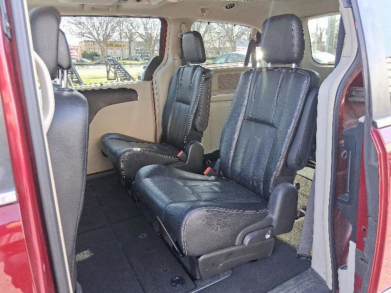 Used 2015 Chrysler Town & Country Touring-L w/ Driver Convenience Group image 16