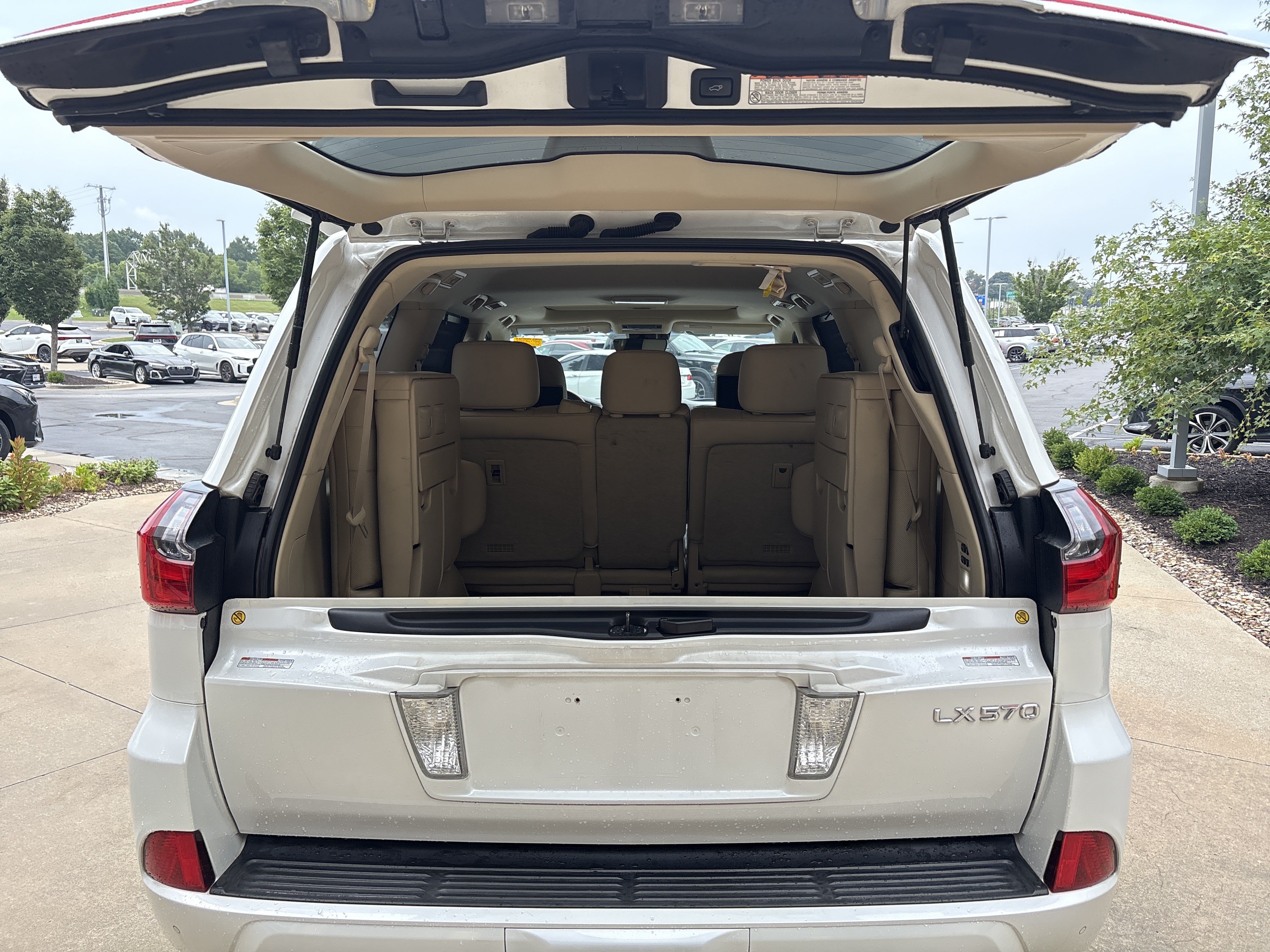 Used 2017 Lexus LX 570 4WD w/ Luxury Package image 32