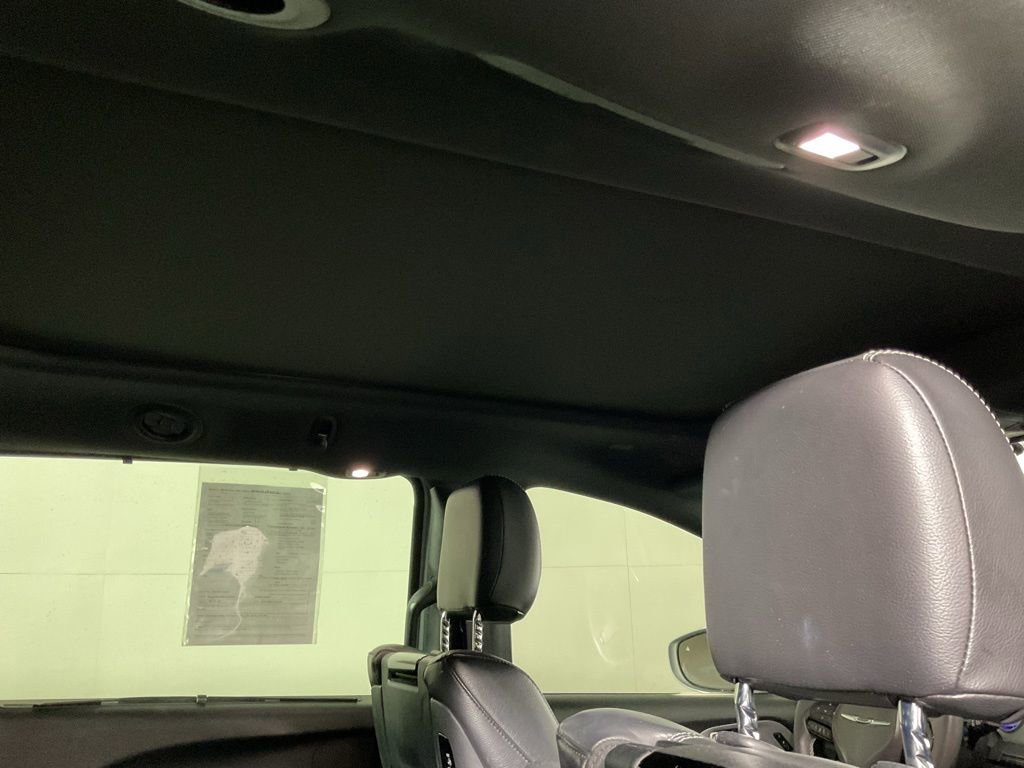Used 2022 Chrysler Pacifica Touring-L w/ Uconnect Theater Family Group image 2