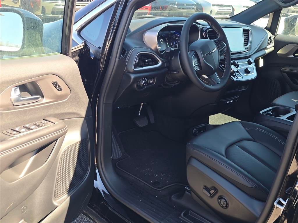 New 2026 Chrysler Pacifica Select FWD image 4
