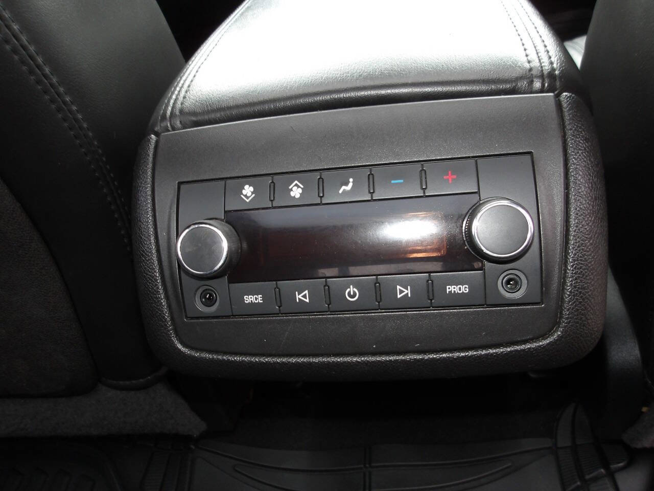 Used 2011 GMC Acadia Denali image 17