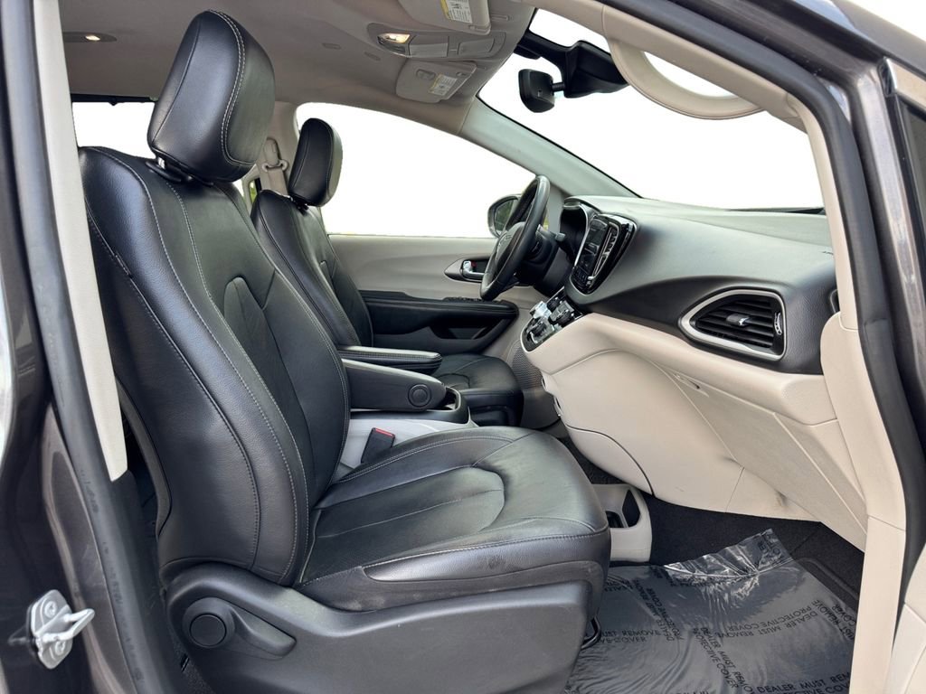 Used 2022 Chrysler Pacifica Touring-L image 18