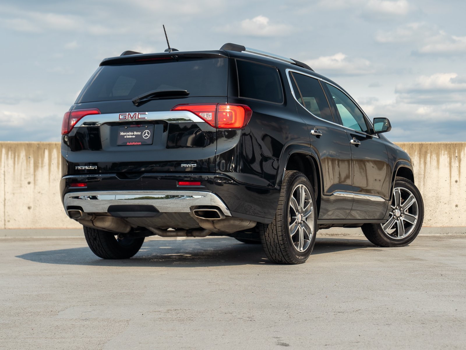 Used 2018 GMC Acadia Denali w/ Technology Package AWD/4WD image 4