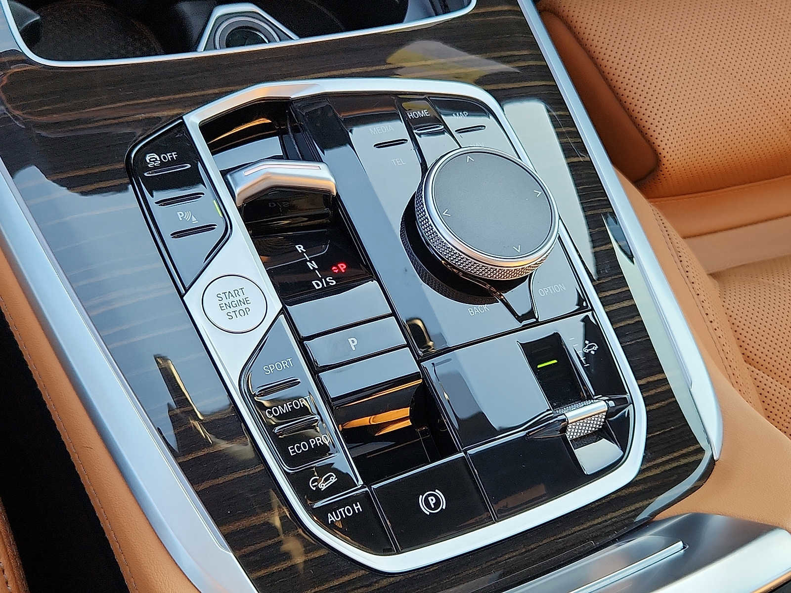 Certified 2024 BMW X7 xDrive40i w/ M Sport Package image 25