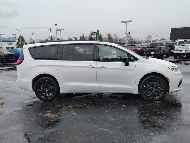 New 2026 Chrysler Pacifica Select AWD/4WD image 2