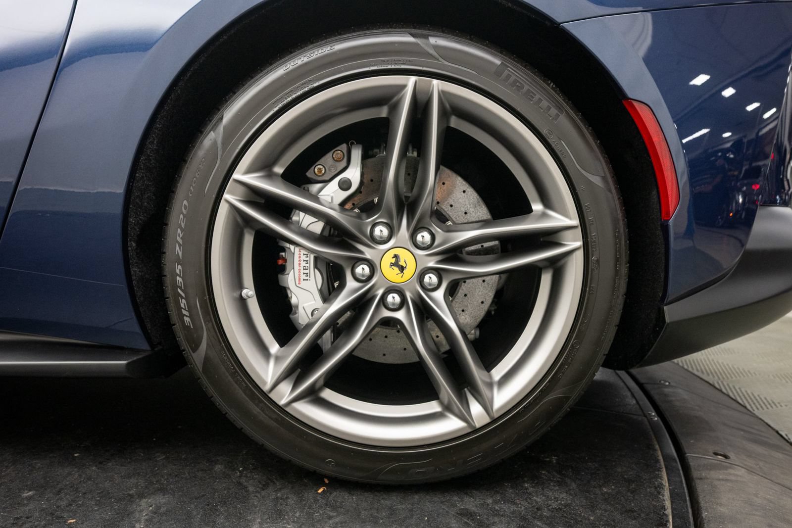 Used 2021 Ferrari 812 GTS RWD image 35