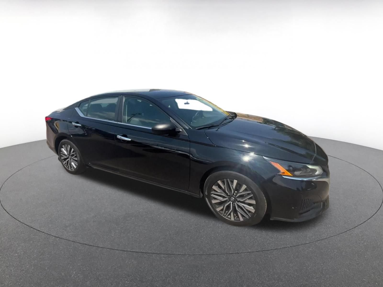 Used 2025 Nissan Altima 2.5 SV FWD image 2