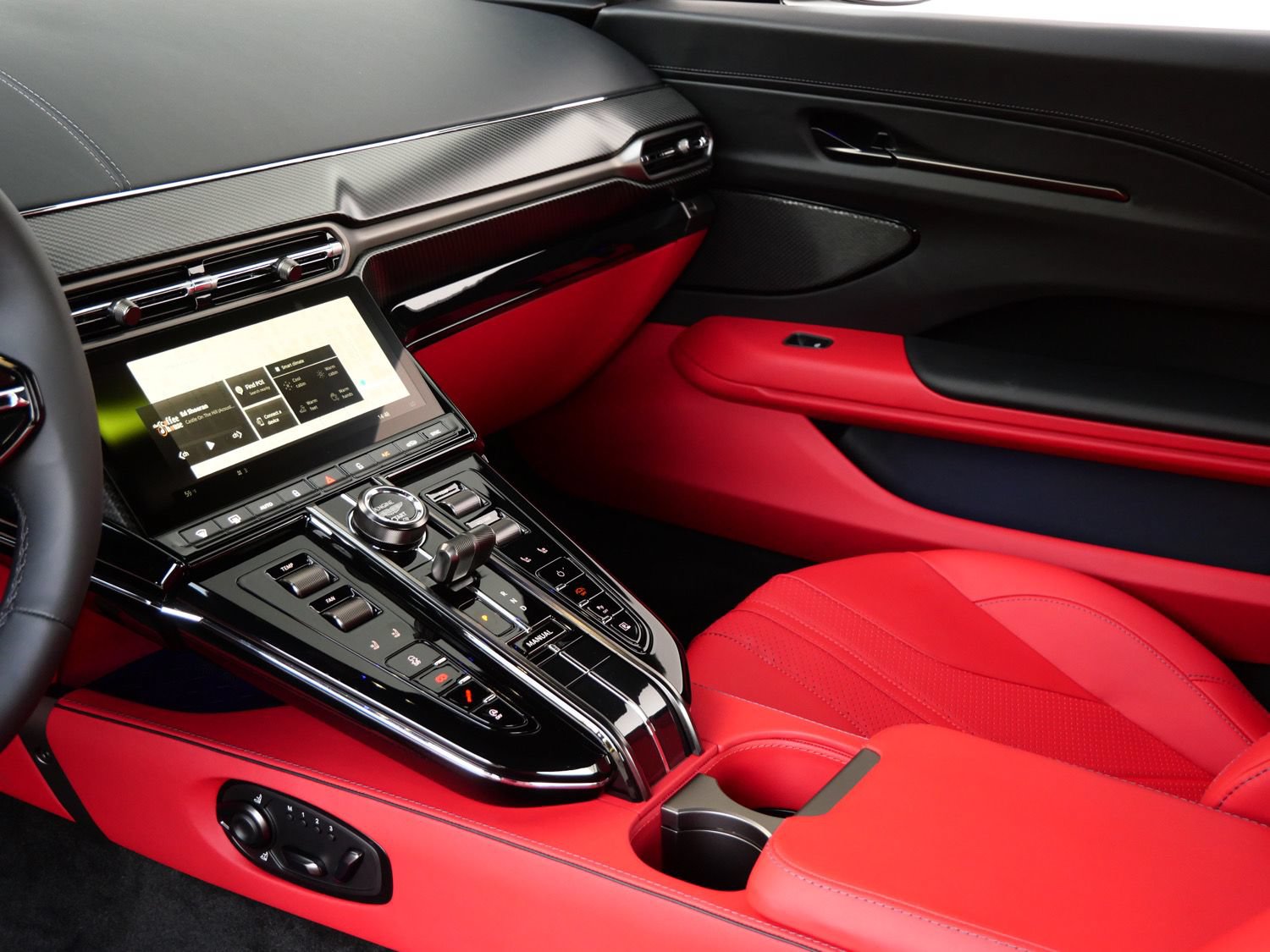 Used 2025 Aston Martin V8 Vantage Coupe RWD image 18