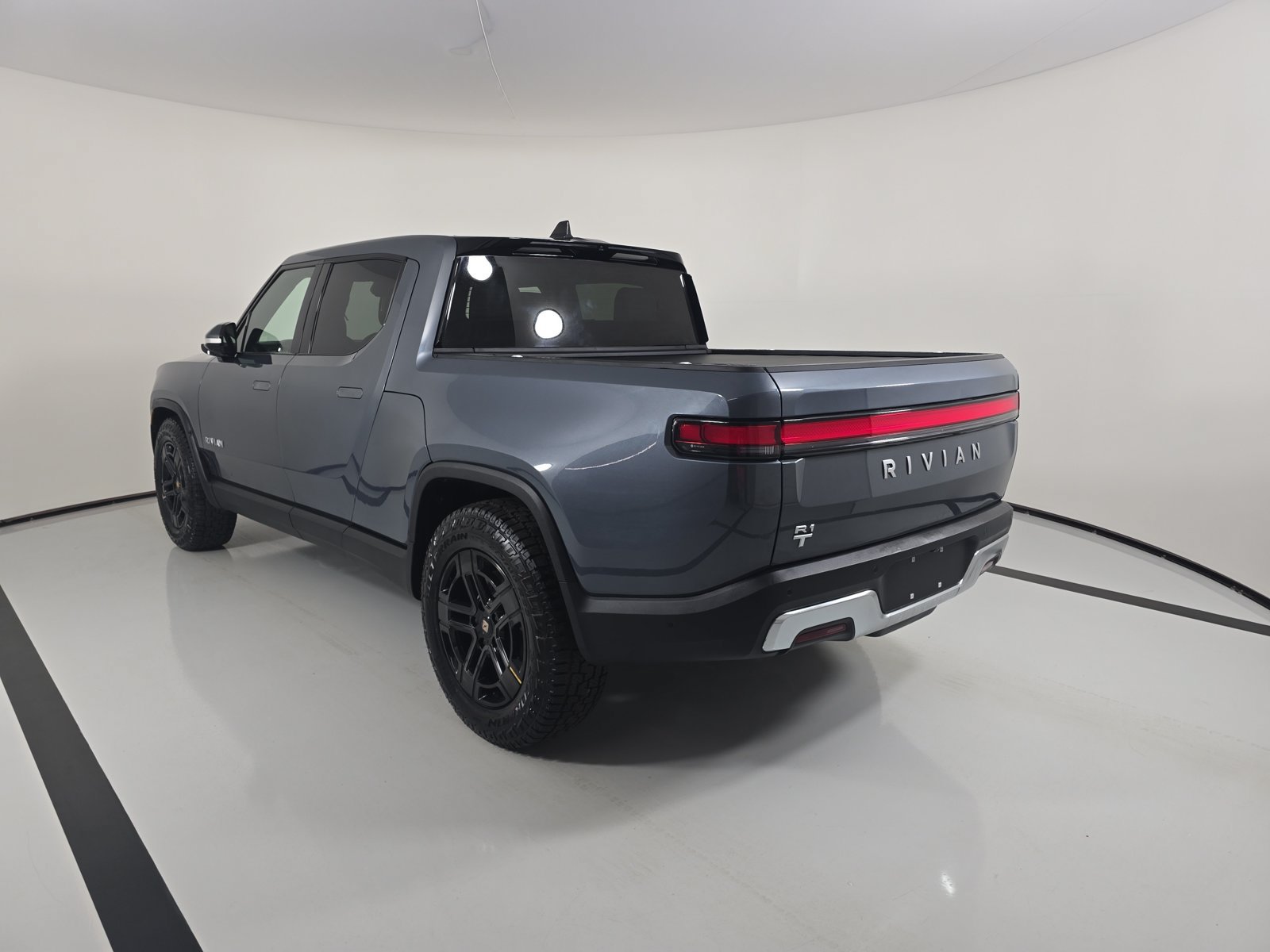 Used 2024 Rivian R1T Adventure Dual AWD/4WD image 3