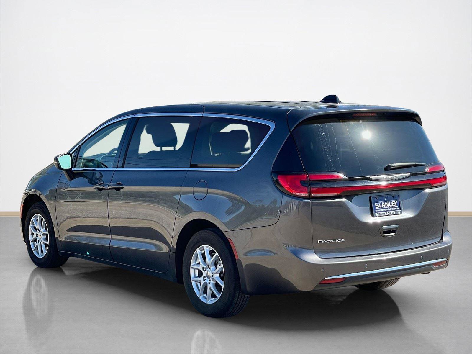 Used 2023 Chrysler Pacifica Touring-L image 5