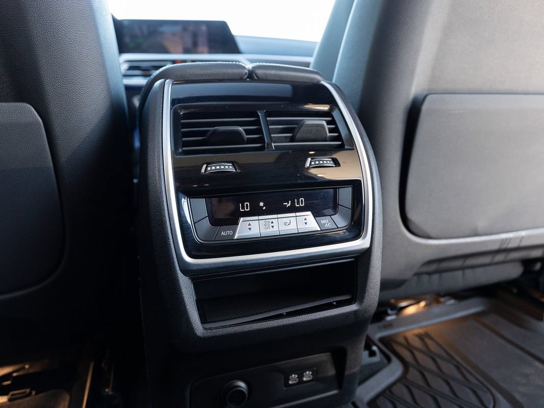 Used 2020 BMW X7 xDrive40i w/ Premium Package AWD/4WD image 39