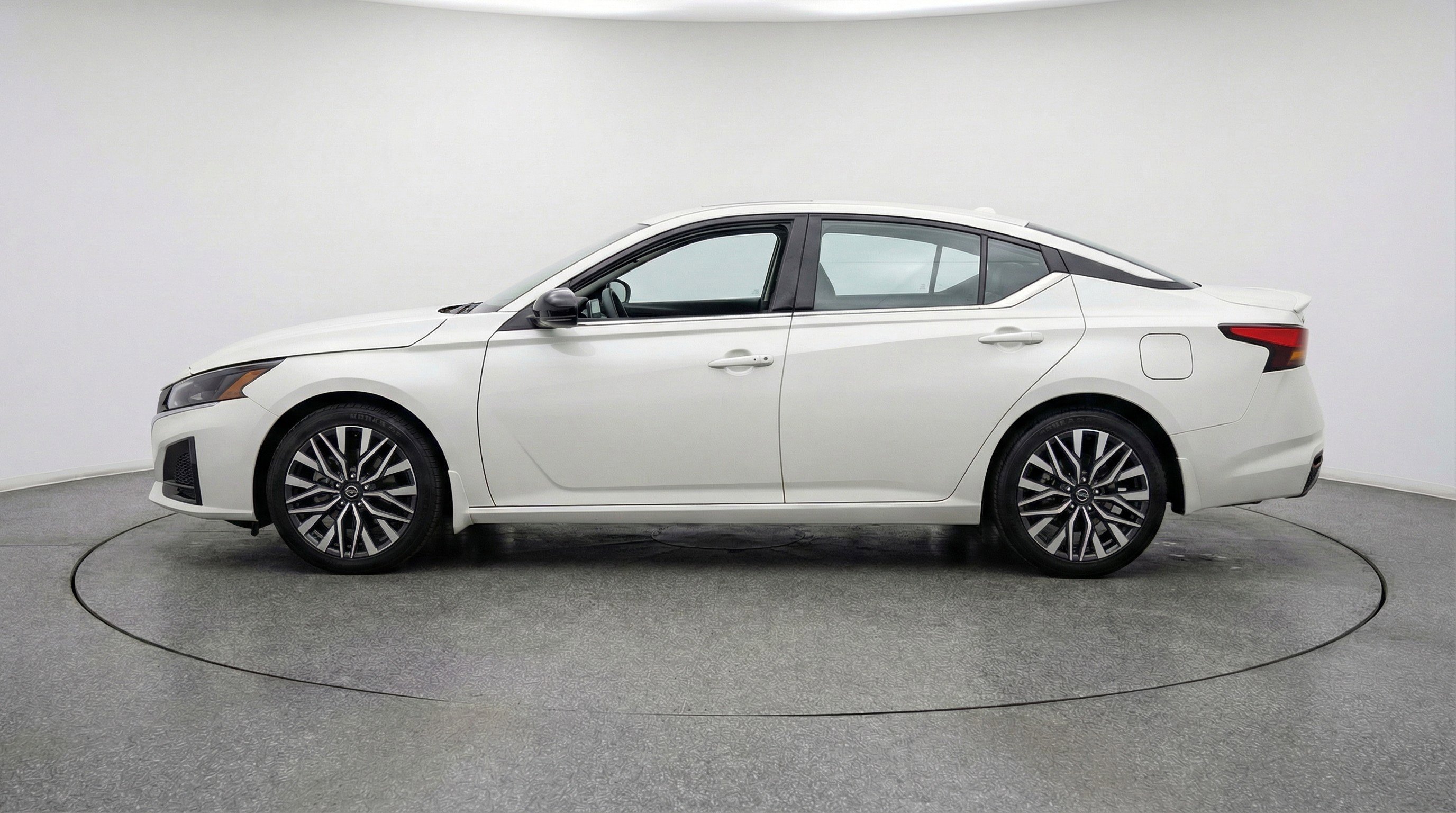 Used 2025 Nissan Altima 2.5 SV image 5