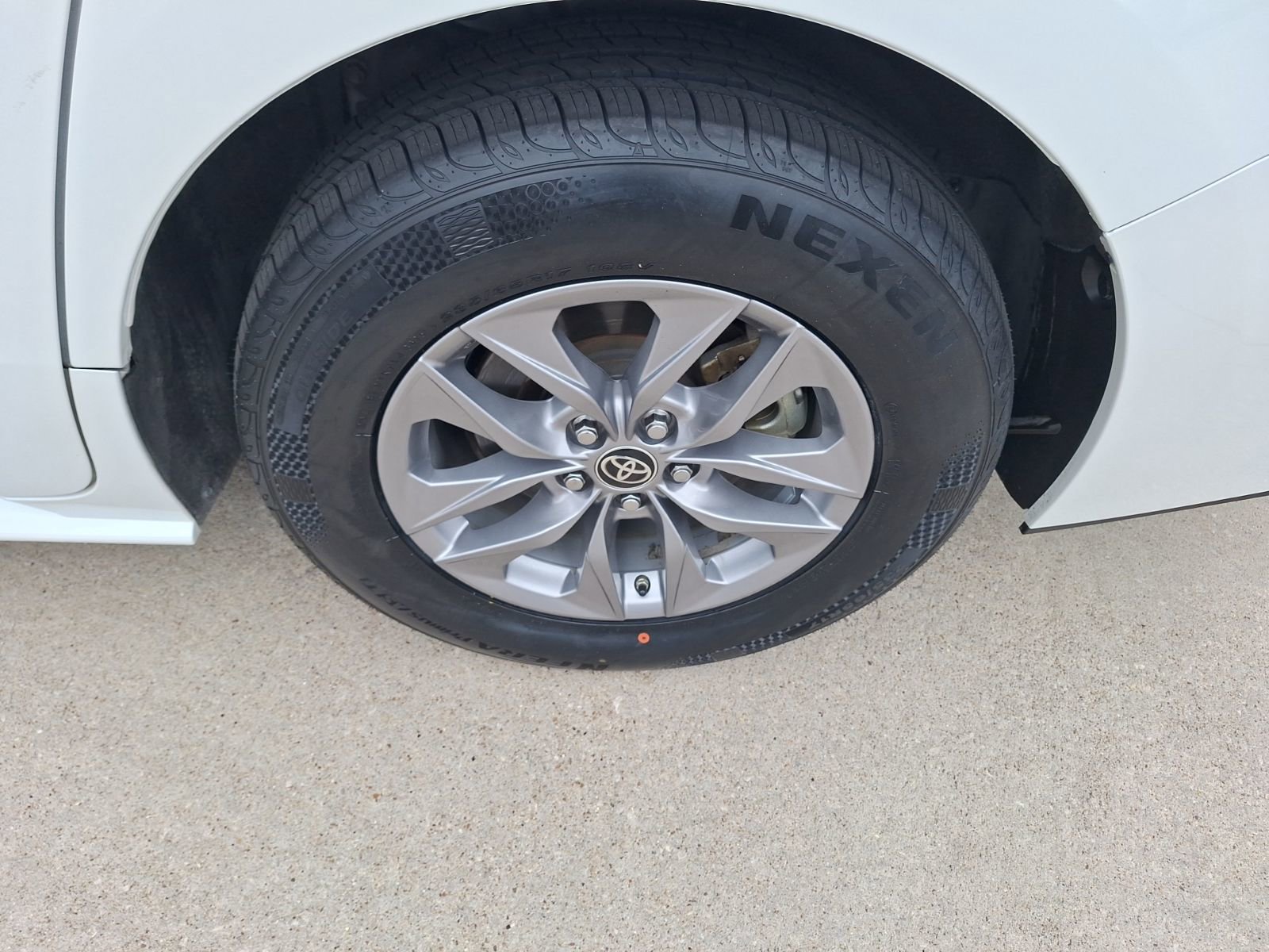 Used 2023 Toyota Sienna XLE w/ XLE Plus Package image 11