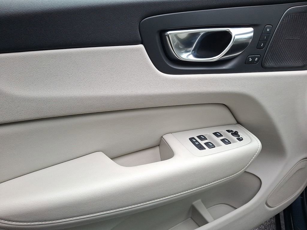 Used 2023 Volvo XC60 T8 Plus image 8