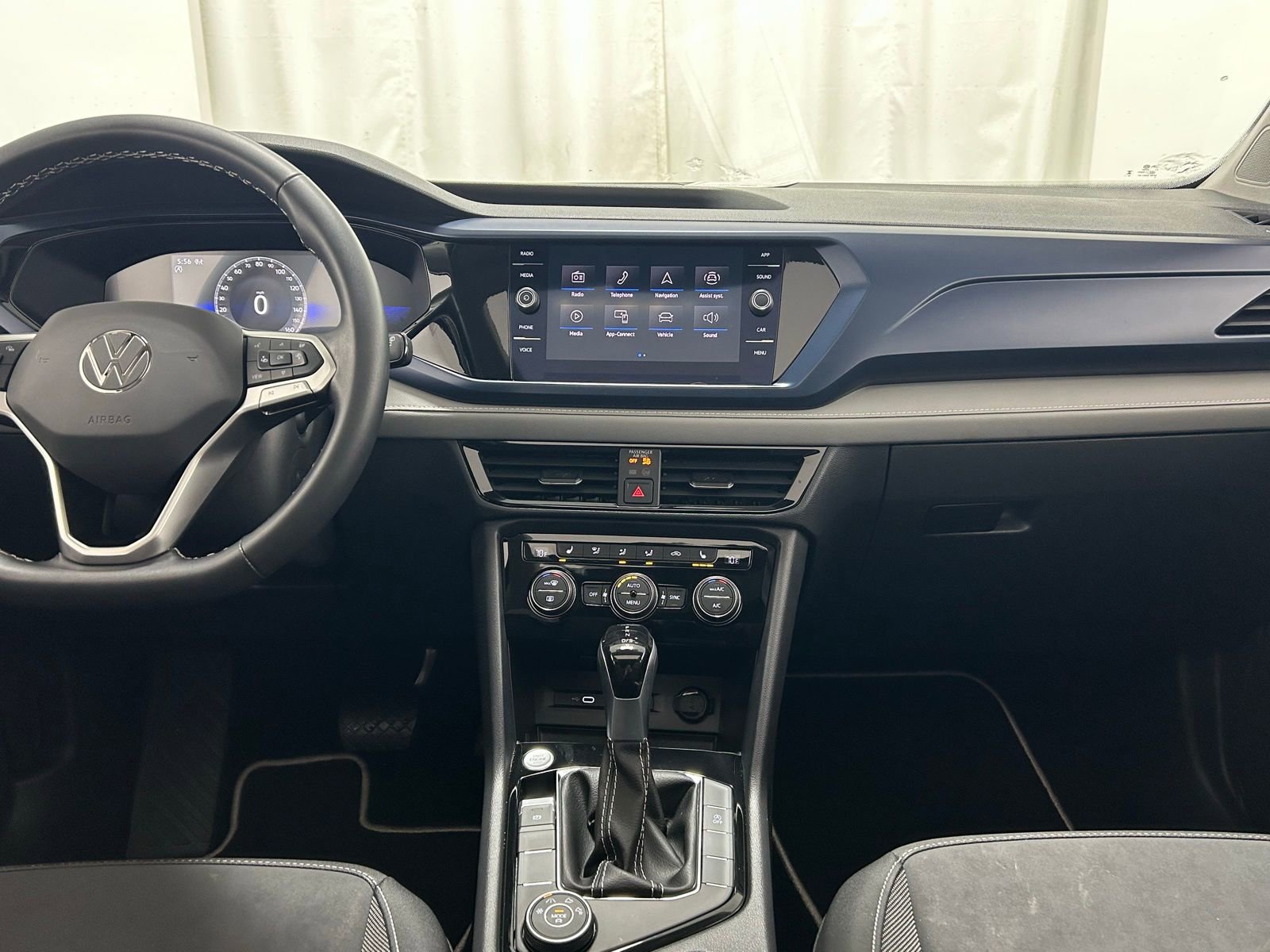 Used 2024 Volkswagen Taos SE w/ Panoramic Sunroof Package image 9